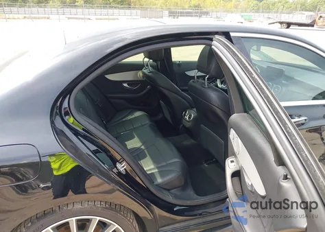 2018 Mercedes-Benz C 300 z USA, uszkodzony, nr VIN 55SWF4JBXJU279099